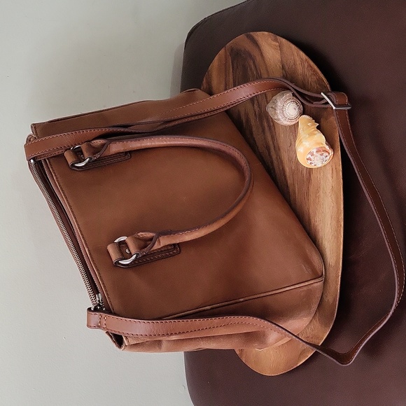 Danier Vintage Structured Leather Tote in Tan - Picture 2 of 16